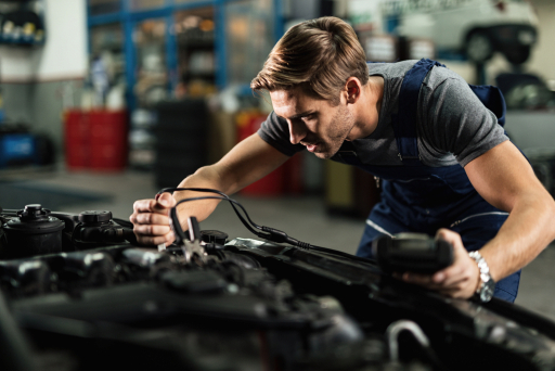 Profissional avaliando um motor