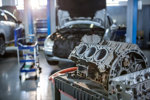 Motor em manutenção na oficina