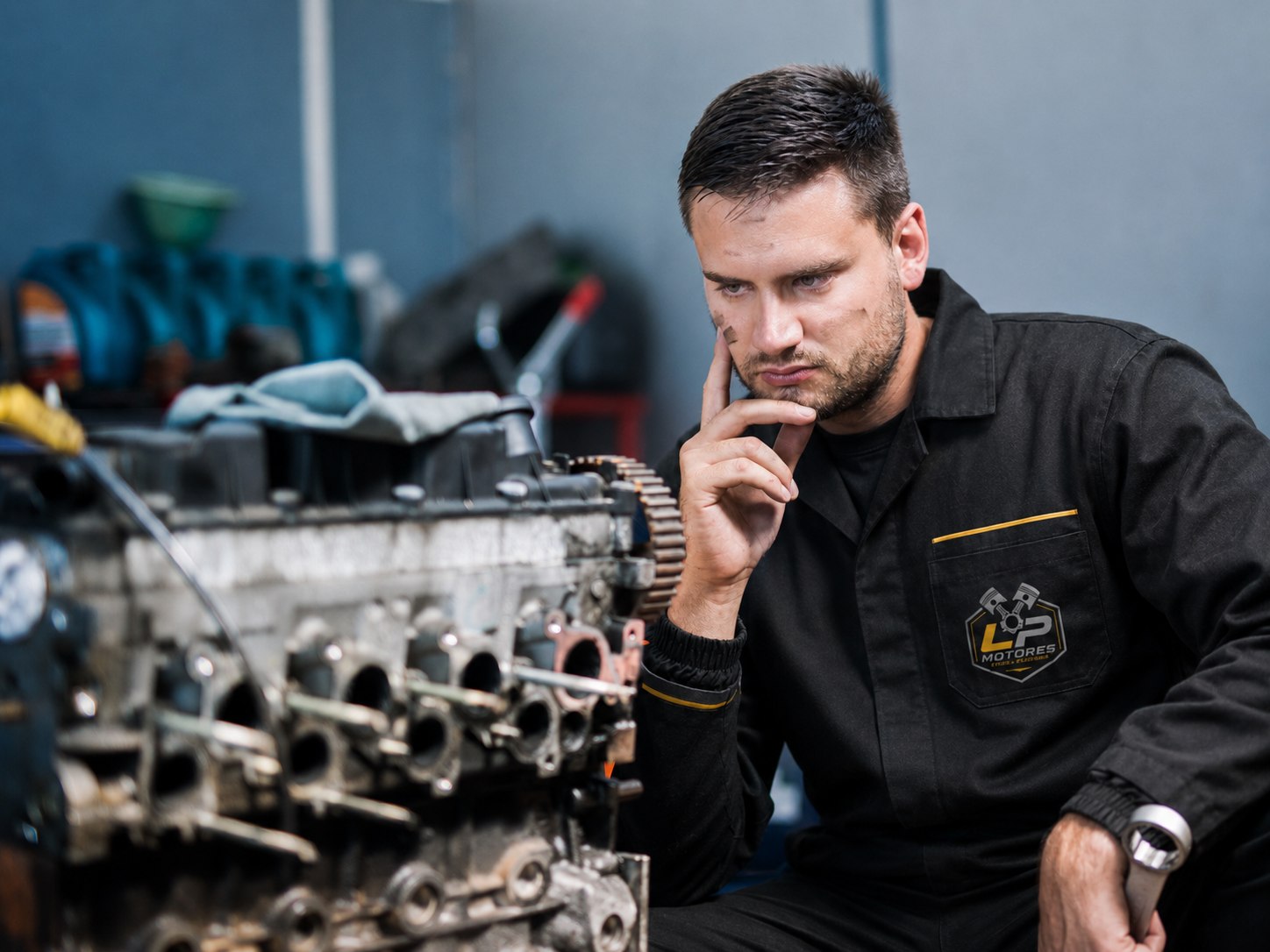 Técnico avaliando um motor