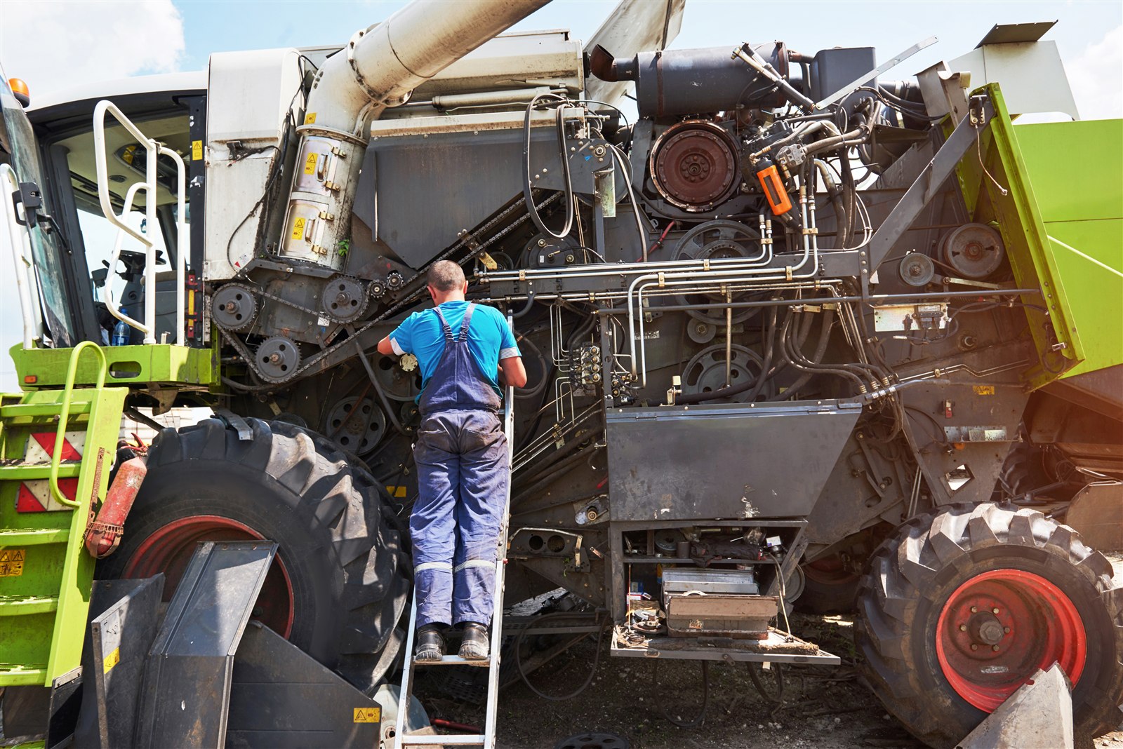 Manutenção em equipamento agrícola de grande porte