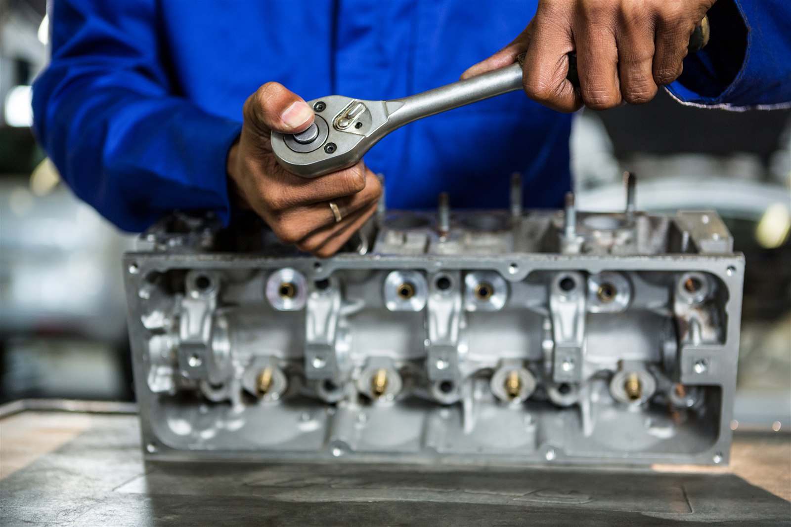 Motor diesel em processo de manutenção