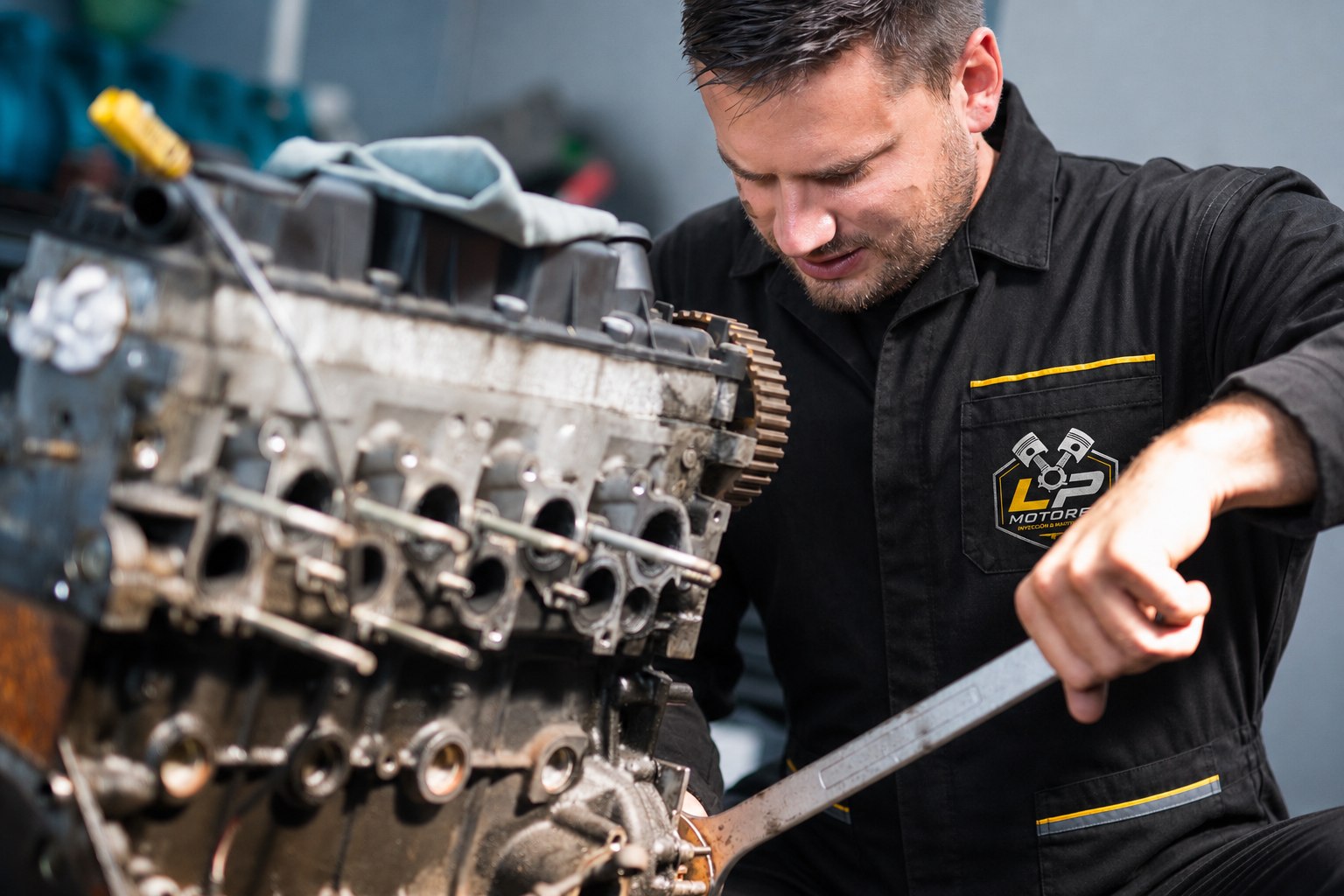 Profissional da LP Motores trabalhando em um motor